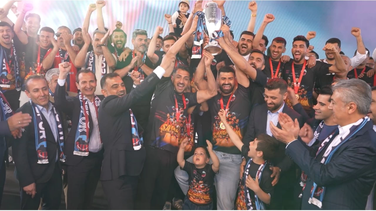 TFF 2. Lig'e yükselen Mardin 1969 Spor, şampiyonluk kupasını aldı
