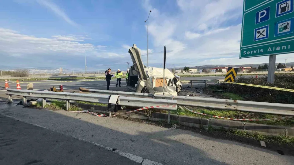 Ticari ara� bariyerlere ok gibi sapland�