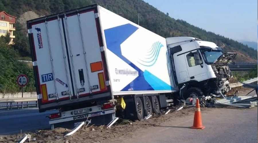 Tır bariyerlere çarparak hurdaya döndü