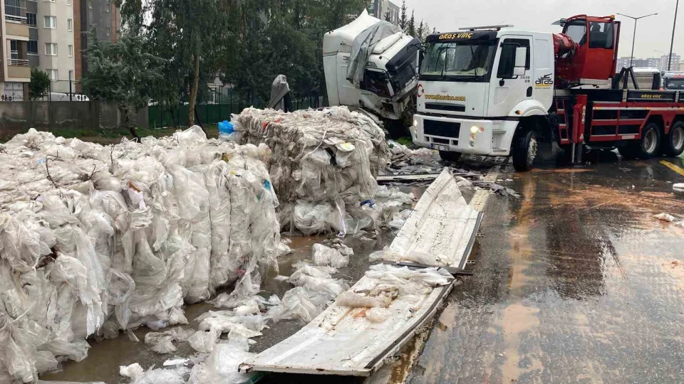 T�r bariyerlere �arpt�, otoyol ��pl��e d�nd�