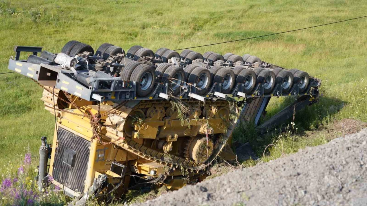 TIR'dan ayr�lan dozer y�kl� dorse dereye u�tu