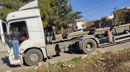 Tırın çarptığı anne ve bebeği yaralandı