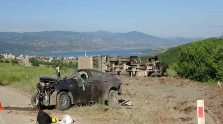 Tokat'ta otomobil ile kamyon kafa kafaya arpt