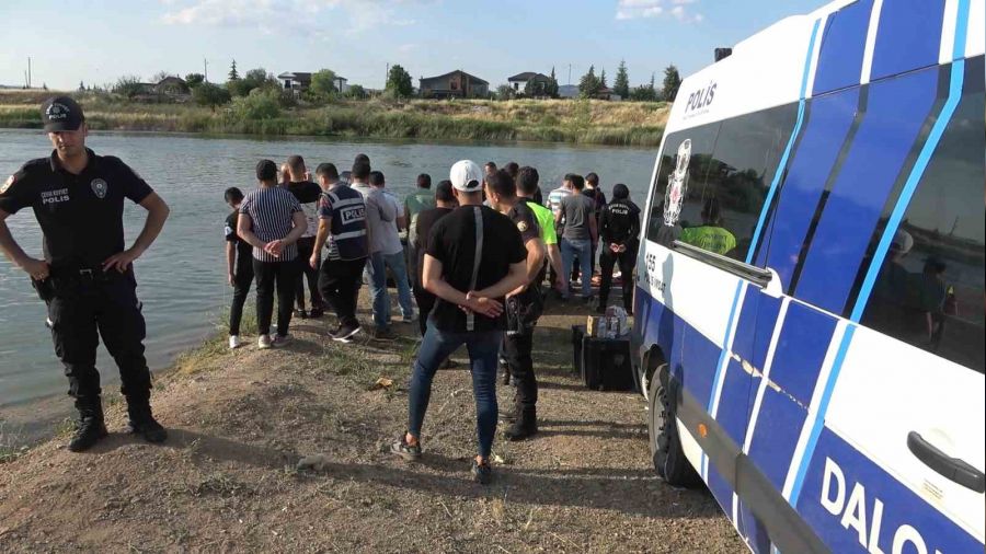 Top almak için suya giren 3 çocuk boğuldu
