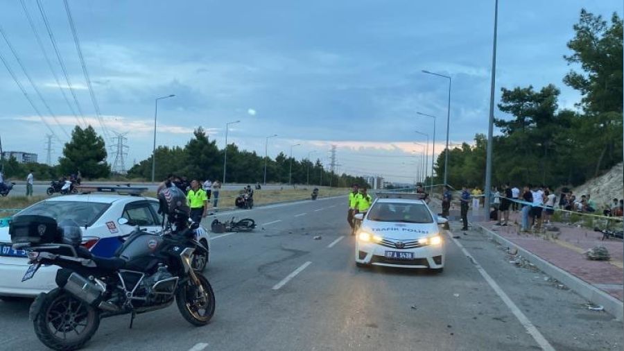 Trafiğe kapalı yolda iki motosiklet çarpıştı: 3 ölü