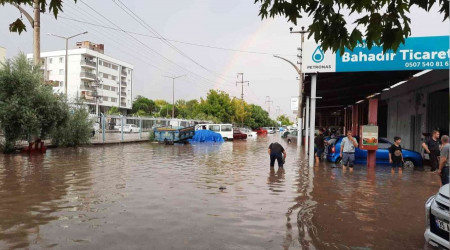 Turgutlu'da sağanak yağış yolları göle çevirdi