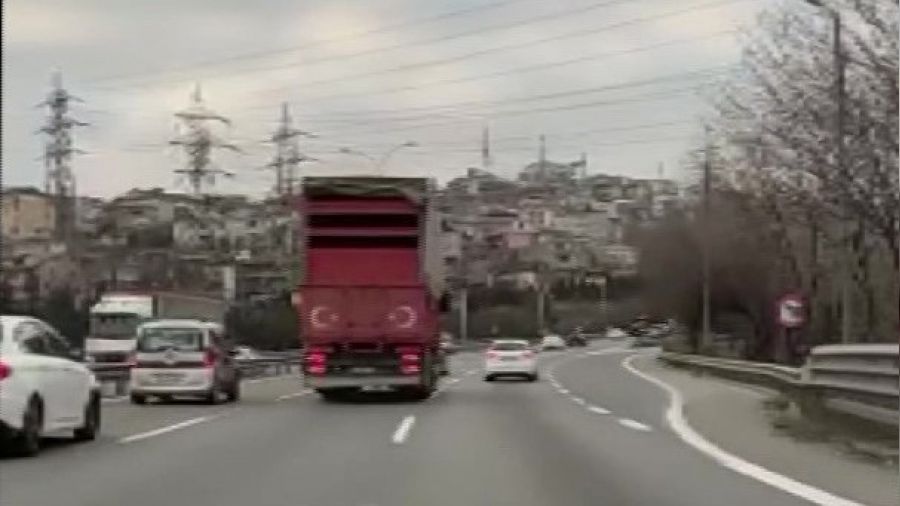 Tuzla TEM otoyolunda kamyon otomobillerle yarıştı