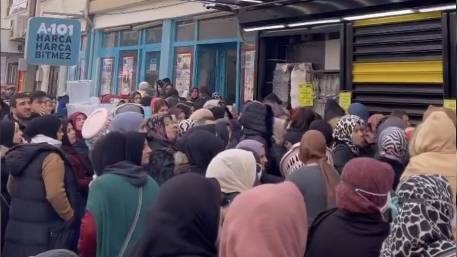 Ucuz ürün için birbirini ezdiler