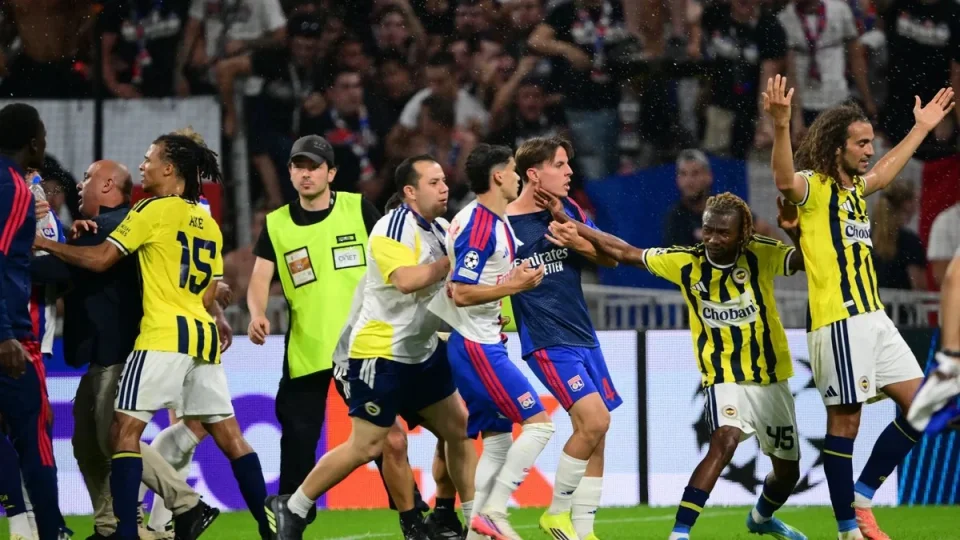 UEFA’dan Fenerbahçe’ye ceza yağmuru!