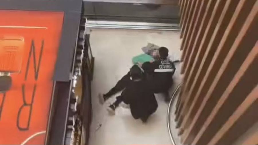 Ümraniye'de bir kadın AVM'nin birinci katından düştü
