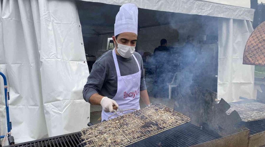 Ümraniye'de Hamsi Festivalinde 2.5 ton hamsi dağıtıldı