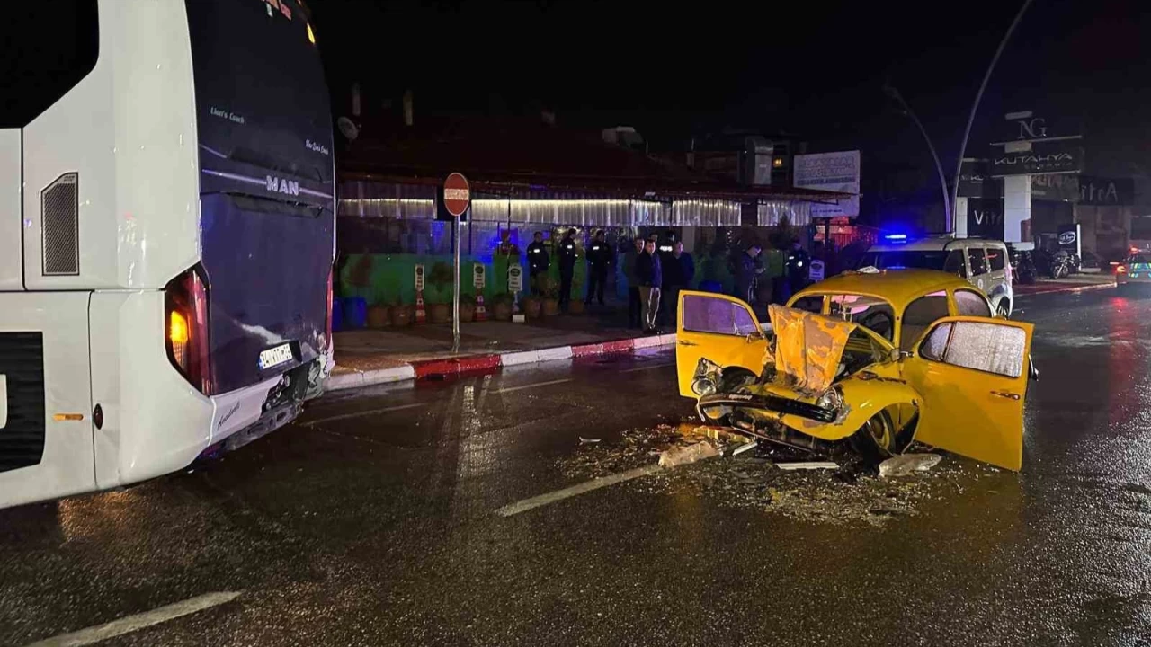 Uak'ta otomobil ile otobs arpt: 1'i ar 3 yaral