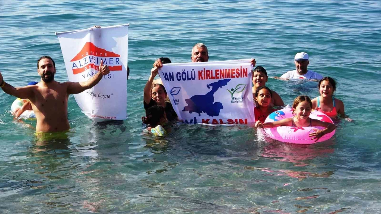 Van Gölü için çöp topladılar, duvar boyadılar