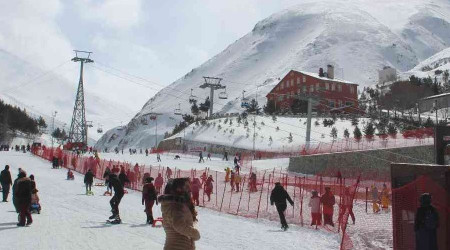 Yağan kar Palandöken'e ilaç gibi geldi, pistler doldu taştı