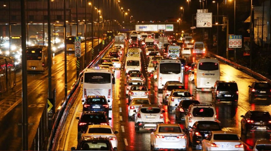 Ya�mur �stanbul trafi�ini fel� etti