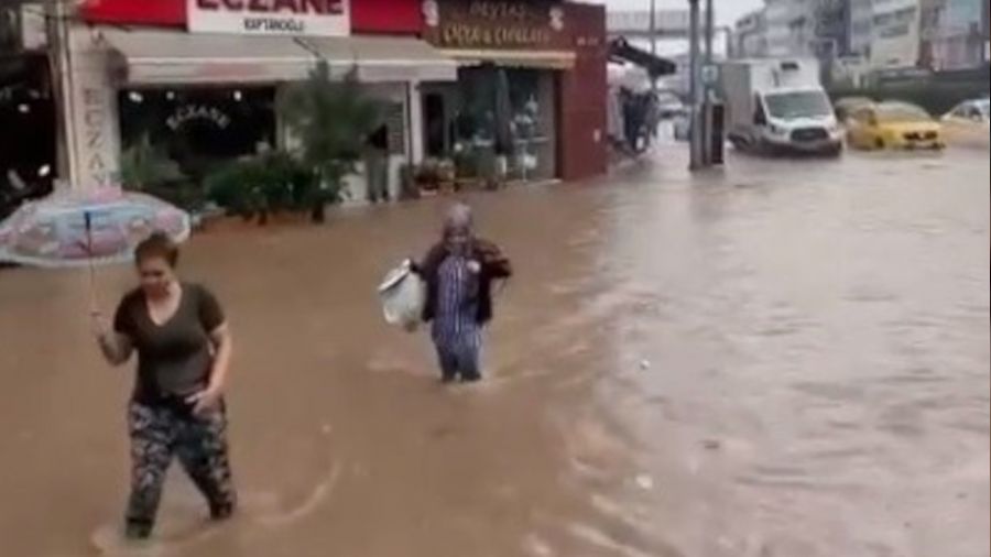 Ya�mur �zmir �i�li'yi vurdu, vatanda�lar dizine kadar sularda y�r�d�