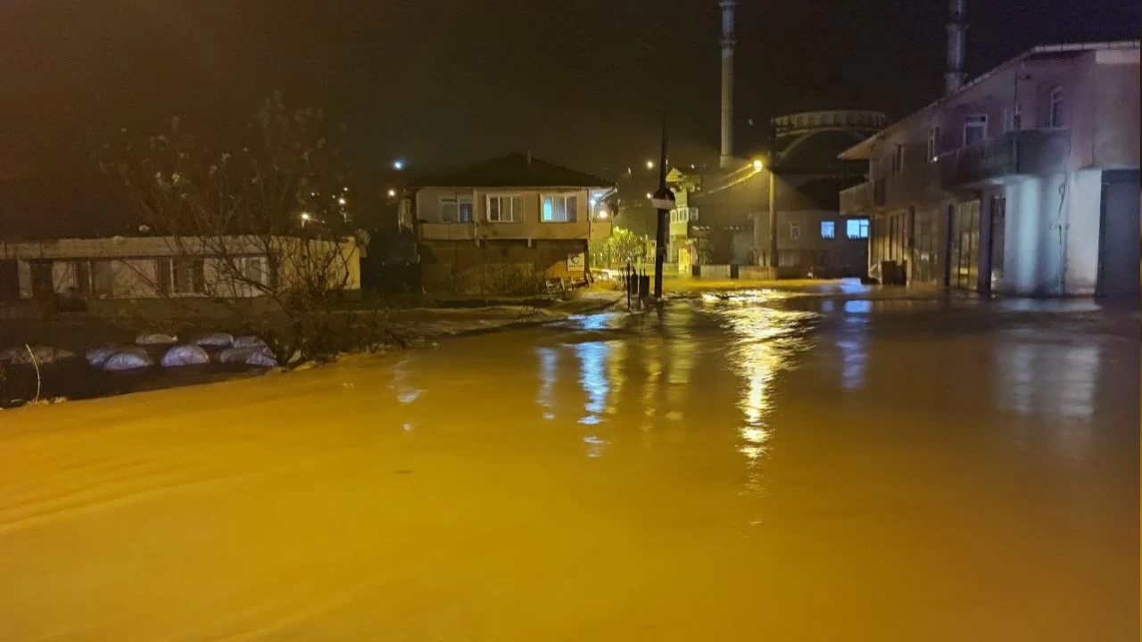 Ya�mur ta�k�nlara sebep oldu, i� yerleri sular alt�nda kald�