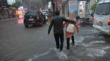 Yalova'da sağanak yağış etkili oluyor