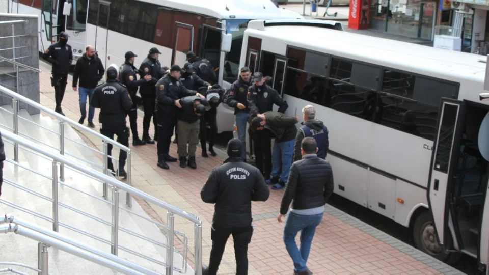 Yalova'daki operasyonda yakalanan 25 DEA� ��phelisi adliyede