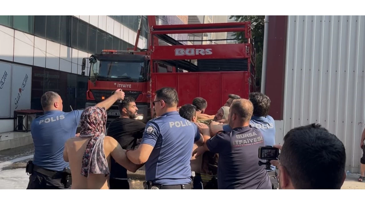 Yangın yerinde ortalık karıştı, itfaiyeci darbedildi