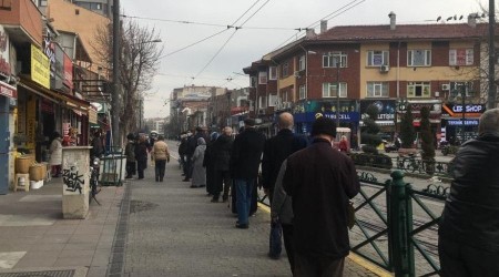 Yasaksız ilk hafta sonundan alışveriş kuyruğu