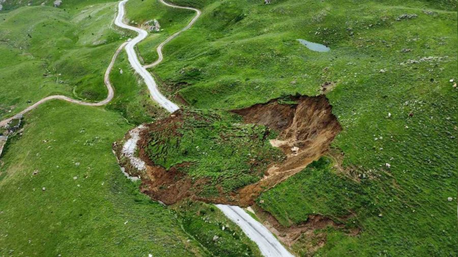 Yayla yolu heyelan sebebiyle ��kt�