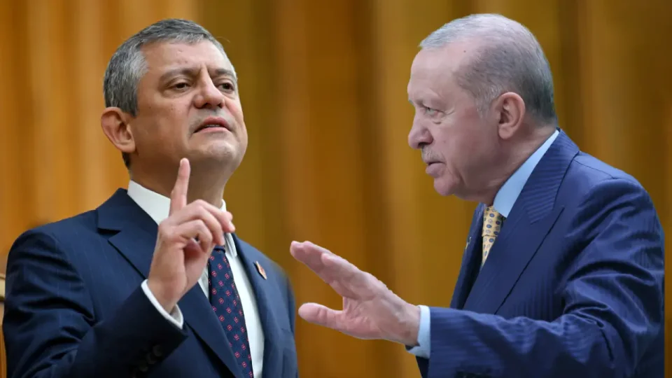 YENİ Parti Genel Başkanı Özgür Özel'in üç ayrı konuşmasına açılan davada, Cumhurbaşkanı Recep Tayyip Erdoğan'a 800 bin Türk lirası tazminat ödemesine karar verildi