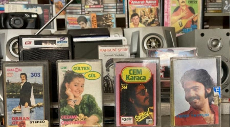 Yıllara ve teknolojiye rağmen 100 bin kaset biriktirdi
