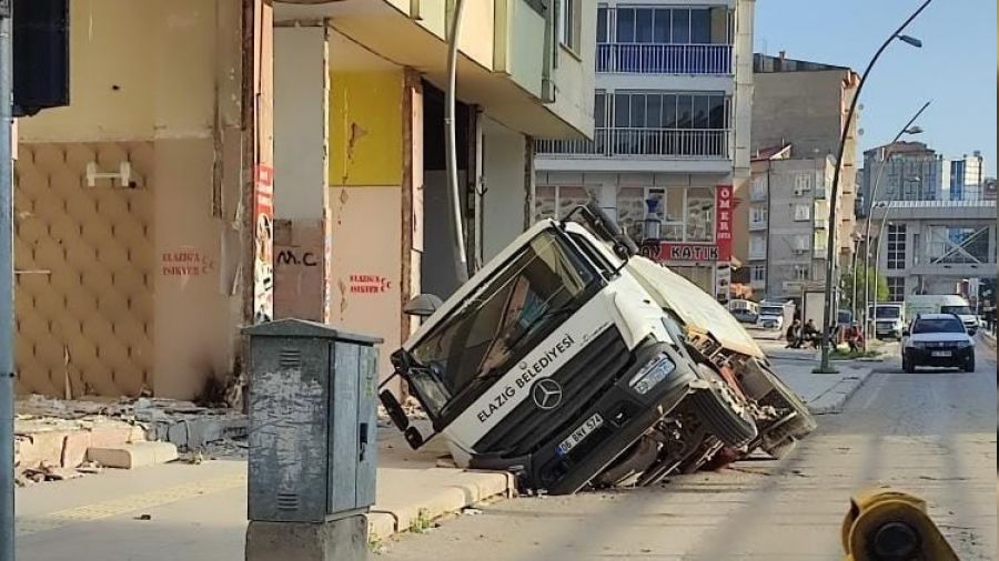 Yol ��kt�, i�ine kamyon d��t�   