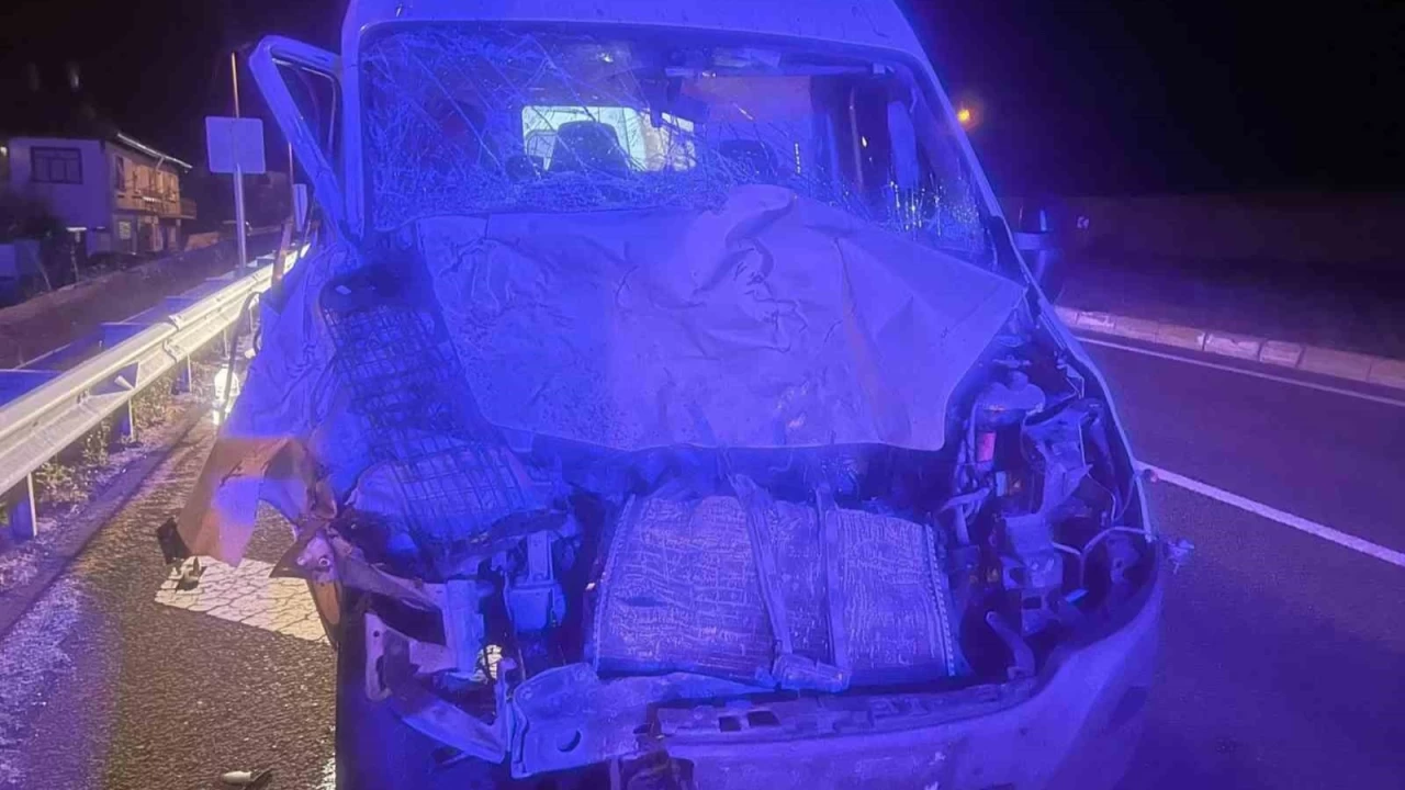 Yola atlayan inek minib�s� hurdaya �evirdi: 4 yaral�