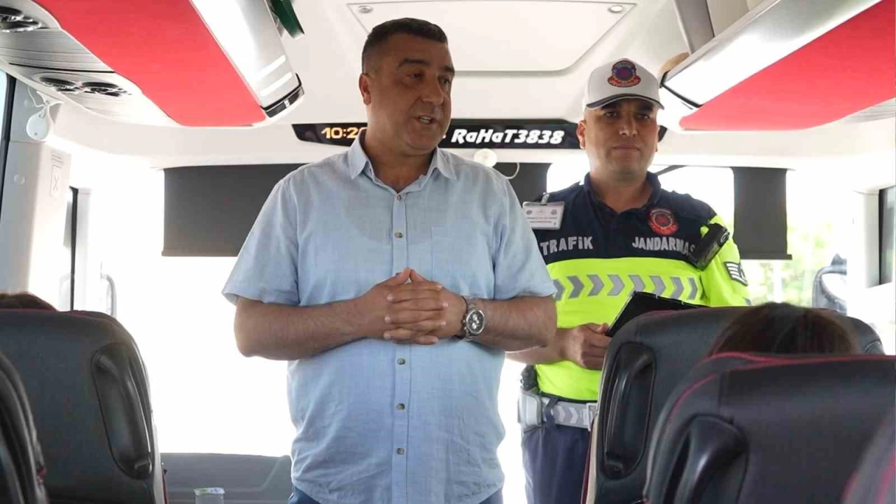 Yolcu gibi bindi, seyahat boyunca sürücüyü gözlemledi