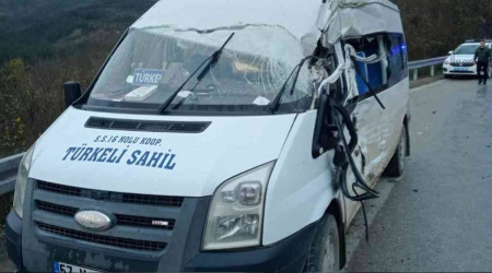 Yolcu minibüsü ile kamyon çarpıştı: 5 yaralı