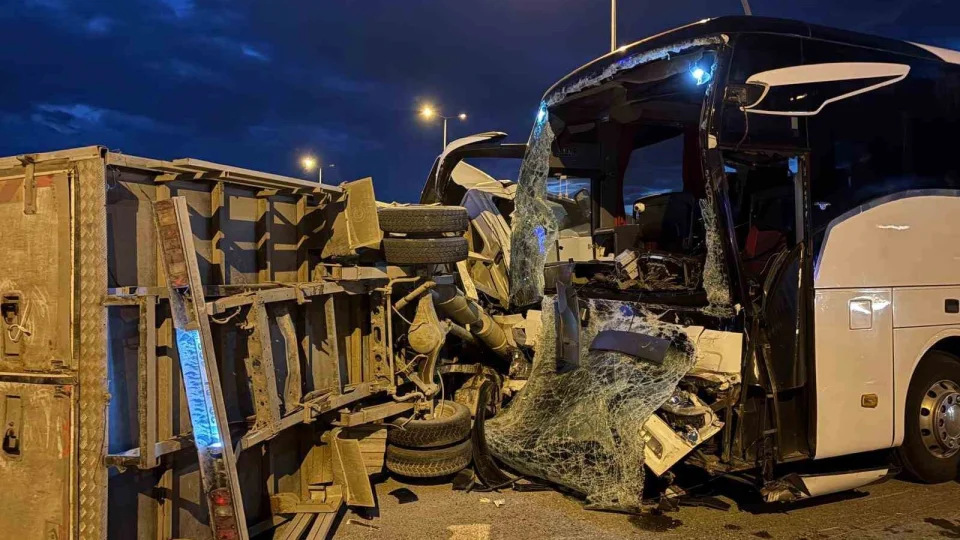 Yolcu otob�s� ile kamyonet �arp��t�: 5 yaral�