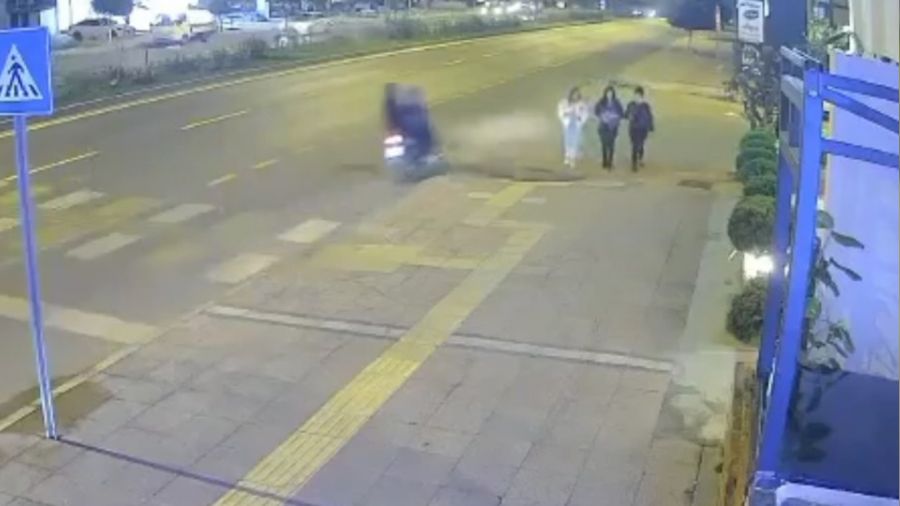 Yolda yürüyen kızların yüzüne yabancı cisim atıp kaçtılar