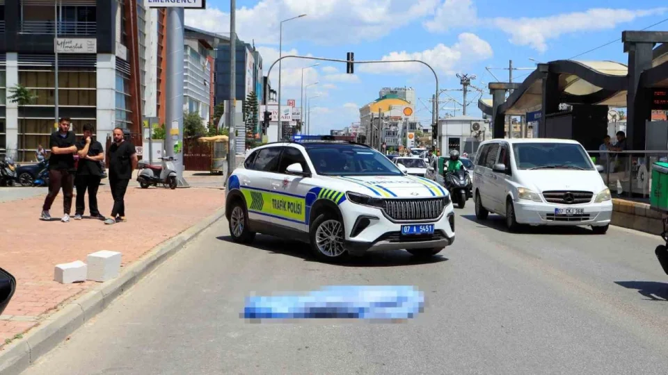 Yolun karşısına geçmek isteyen çocuk kazada hayatını kaybetti