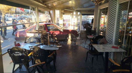 Yozgat'ta otomobil kafeye daldı: 5 yaralı