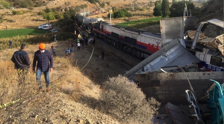 Yozgat'ta y�k trenleri �ap��t�: 2 yaral�