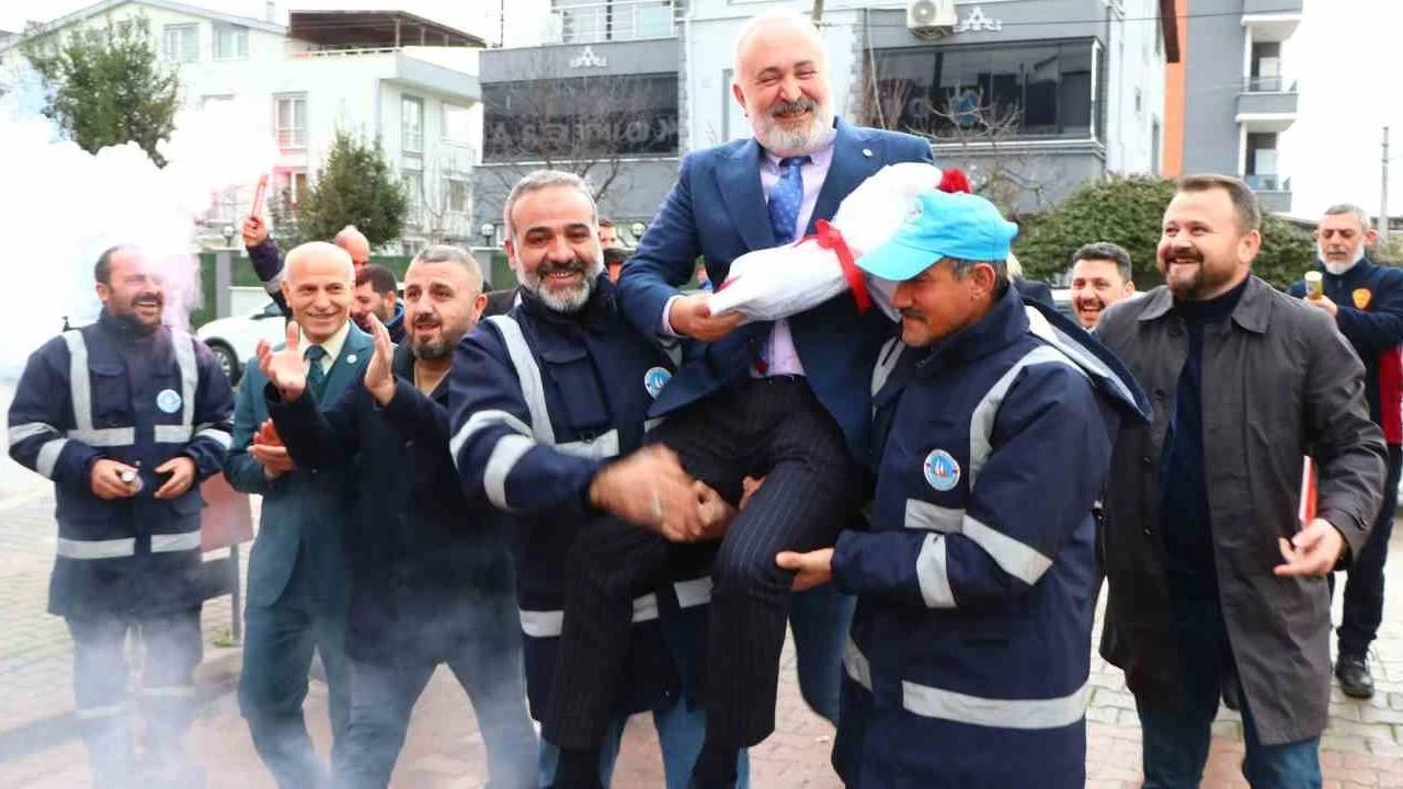 Yüzde 60 zam alan işçiler, belediye başkanını kucaklarında taşıdı
