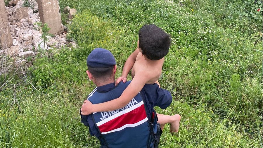 Yüzmek için girdiği gölde dallara tutunarak mahsur kalan çocuk kurtarıldı