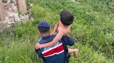 Yüzmek için girdiği gölde dallara tutunarak mahsur kalan çocuk kurtarıldı