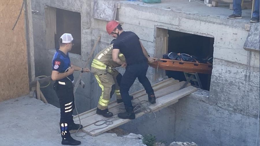 Zeytinburnu'nda in�aattan d��en adam ya�am�n� yitirdi