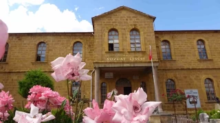 130 yllk ta mektep, ihtiamyla gz kamatryor