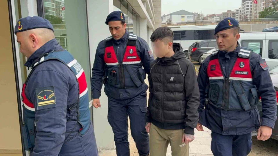 17 ya��ndaki �ocuk 24 bin 500 adet uyu�turucu hapla yakaland�