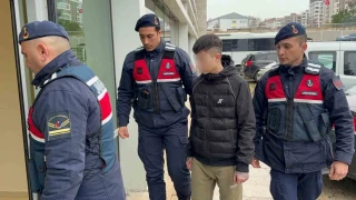 17 ya��ndaki �ocuk 24 bin 500 adet uyu�turucu hapla yakaland�