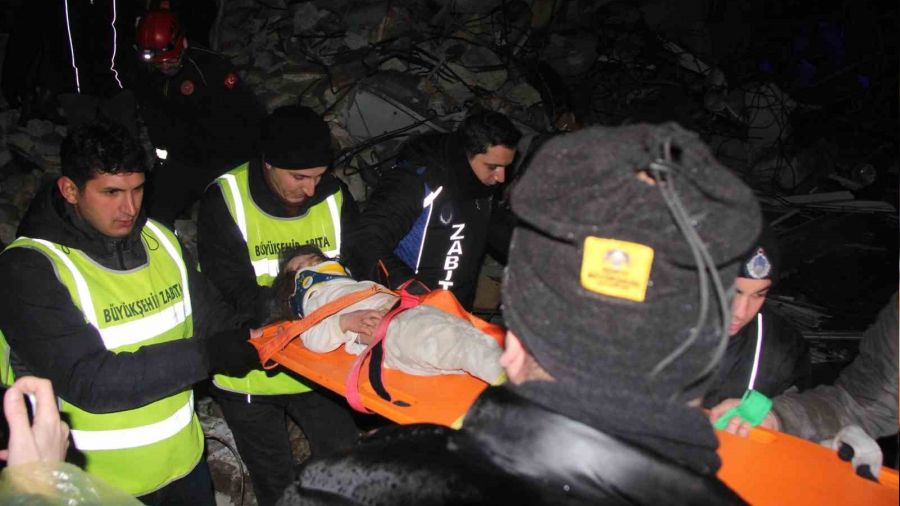 2 �ocuk enkazdan sa� olarak kurtar�ld�