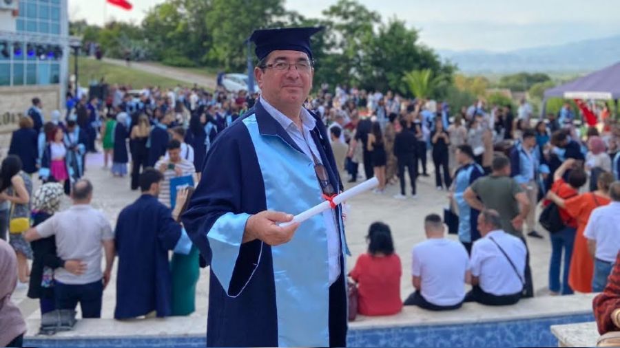 4 yıllık üniversiteyi 2,5 yılda bitirdi