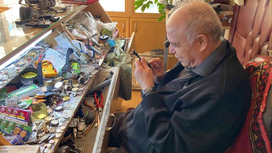 60 yıldır saat tamir ediyor