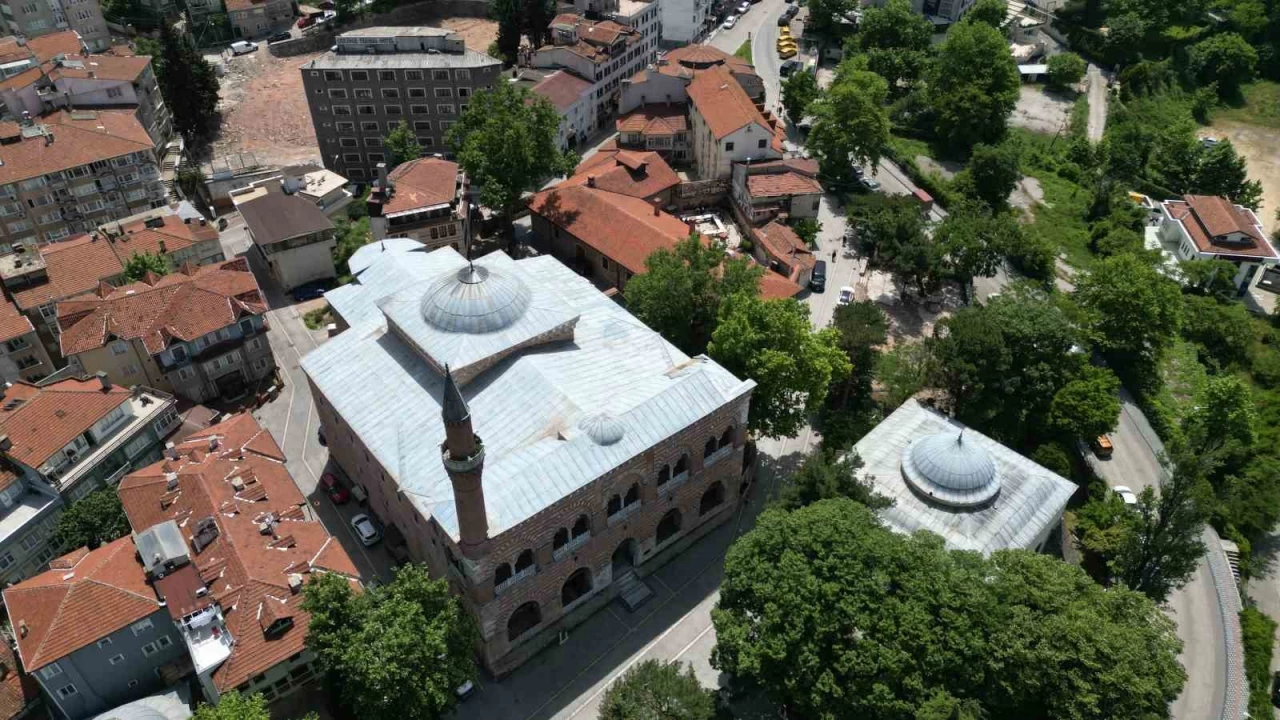 658 yıllık tarihi cami kuşatılmış vaziyette