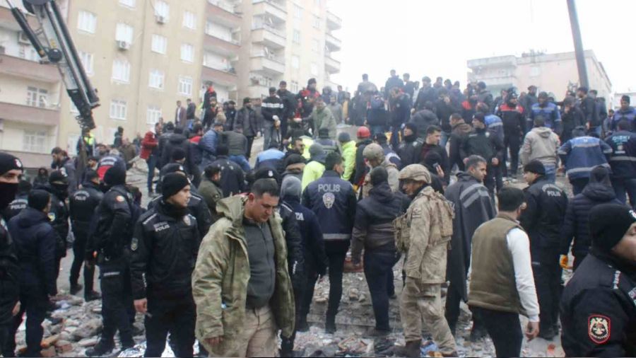 9 katlı binanın enkazında çalışmalar devam ediyor