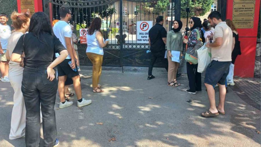Adaylar sınıfta, aileler dışarıda ter döküyor